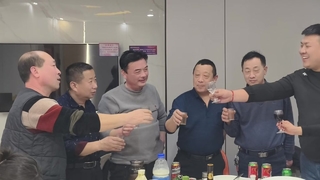 কাঁচ তুলে কারিগরের চেতনার প্রতি শ্রদ্ধা নিবেদন করুন, হাত মেলান এবং একসাথে একটি নতুন যাত্রা শুরু করুন